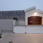 4 Bedroom Gorgeous Home In Vrsi Hébergement de vacances *