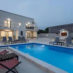 Hébergement de vacances 4 Bedroom Gorgeous Home In Vrsi *