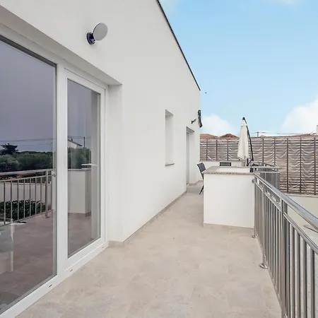 Pet Friendly Home In Vrsi Hébergement de vacances