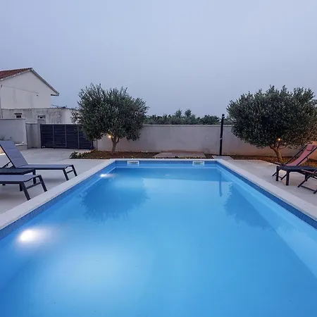 Pet Friendly Home In Vrsi Hébergement de vacances