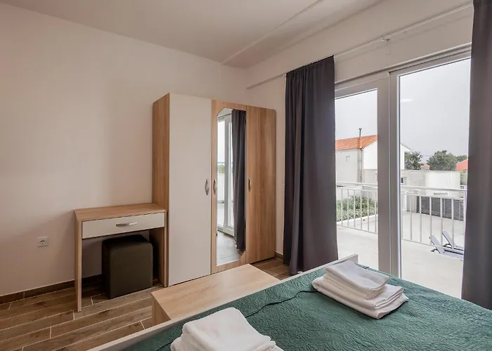 4 Bedroom Gorgeous Home In Vrsi *