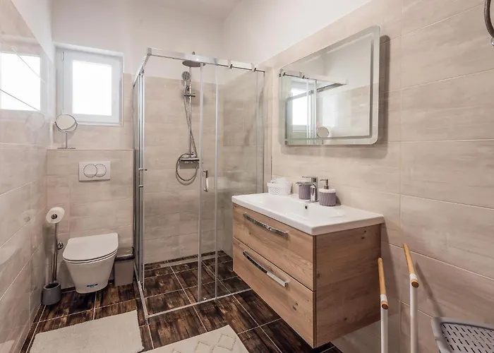 4 Bedroom Gorgeous Home In Vrsi Holiday home