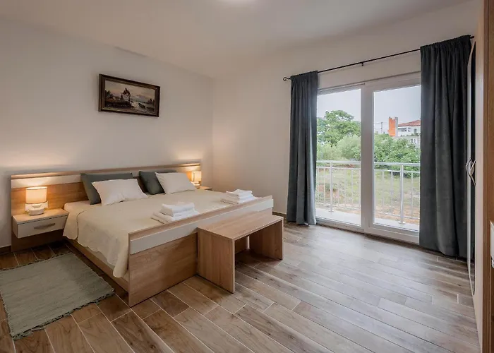 4 Bedroom Gorgeous Home In Vrsi