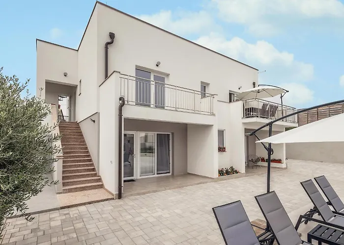 4 Bedroom Gorgeous Home In Vrsi * 브르시