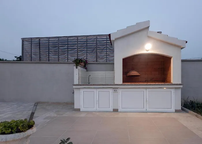 4 Bedroom Gorgeous Home In Vrsi 펜션 *