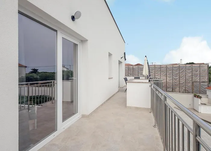 4 Bedroom Gorgeous Home In Vrsi 펜션