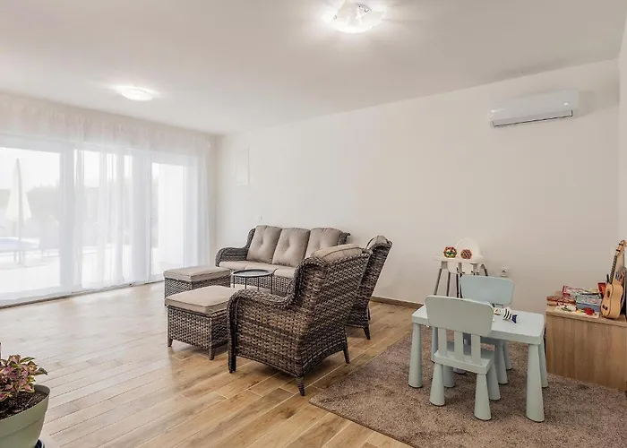 4 Bedroom Gorgeous Home In Vrsi 펜션 브르시