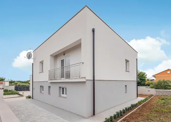 4 Bedroom Gorgeous Home In Vrsi