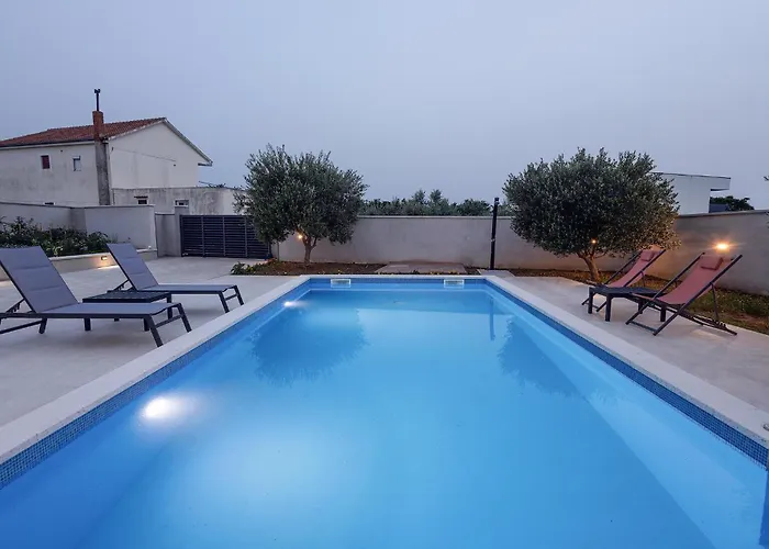 4 Bedroom Gorgeous Home In Vrsi 펜션